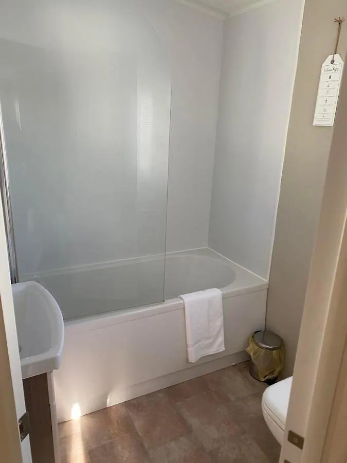 Apartment 2 Bed, 2 Bath Lodge Style Caravan With Hot Tub & Private Garden At Patrington Haven Leisure Park United Kingdom