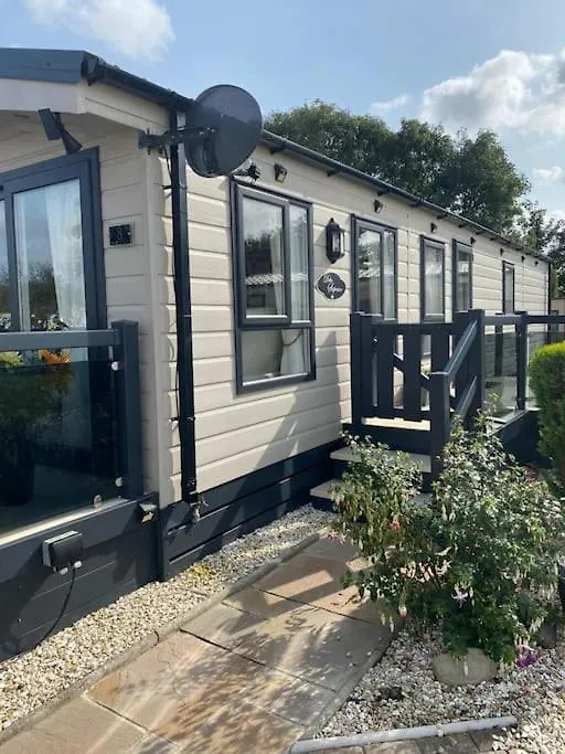 2 Bed, 2 Bath Lodge Style Caravan With Hot Tub & Private Garden At Patrington Haven Leisure Park