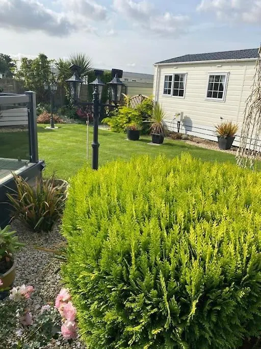 Apartment 2 Bed, 2 Bath Lodge Style Caravan With Hot Tub & Private Garden At Patrington Haven Leisure Park