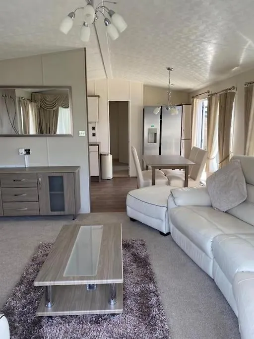 2 Bed, 2 Bath Lodge Style Caravan With Hot Tub & Private Garden At Patrington Haven Leisure Park Apartment
