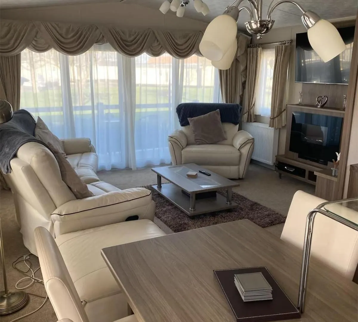 Apartment 2 Bed, 2 Bath Lodge Style Caravan With Hot Tub & Private Garden At Patrington Haven Leisure Park
